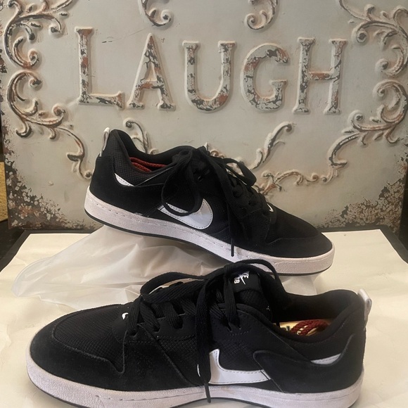 Men’s black and white sneaker brand Nike - Picture 2 of 7